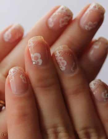 Nail design with flowers