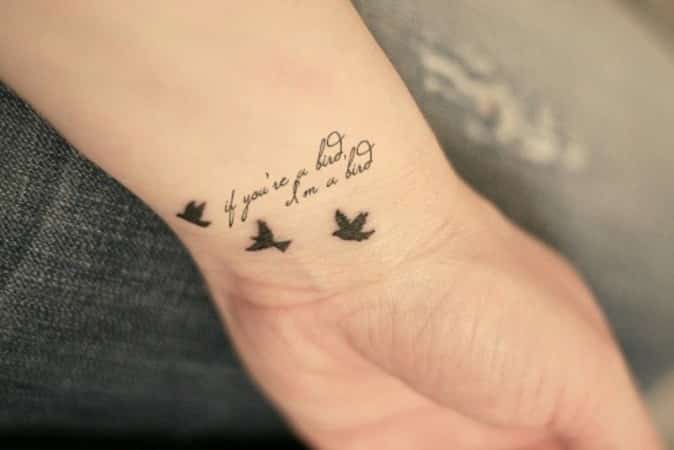 aves tatuajes mujeres muñeca