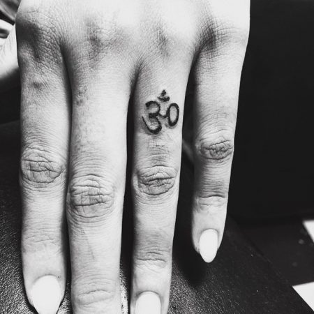 15 fotos de tatuajes pequenos en los dedos de la mano para mujeres tatuaje mantra