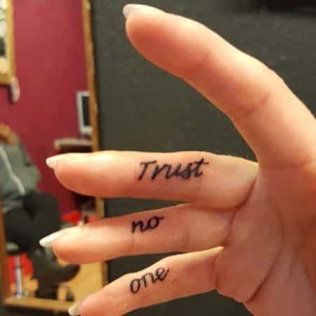 15 fotos de tatuajes pequenos en los dedos de la mano para mujeres tatuaje mensajes