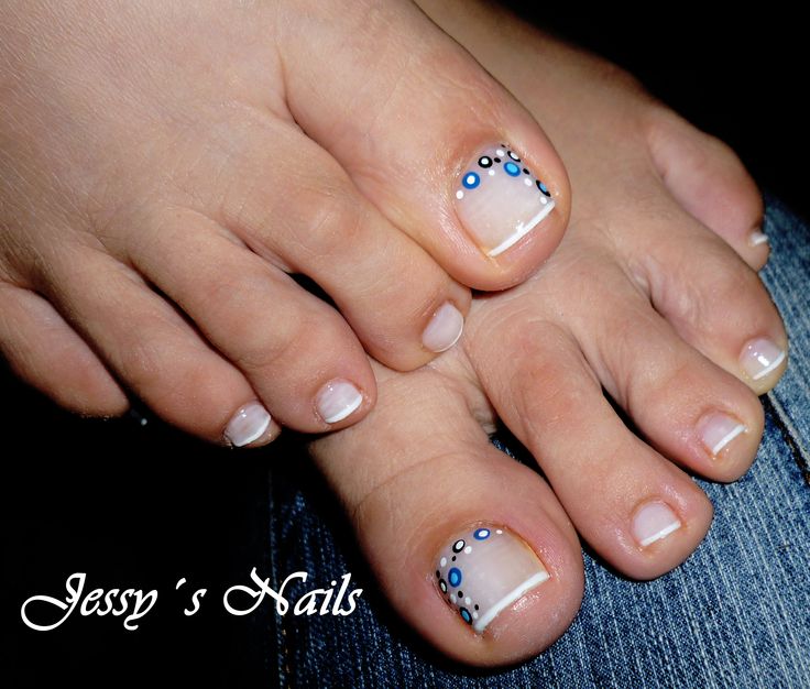 Uñas de los pies decoradas con puntos