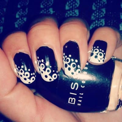 Diseño de uñas blanco y negro con puntos