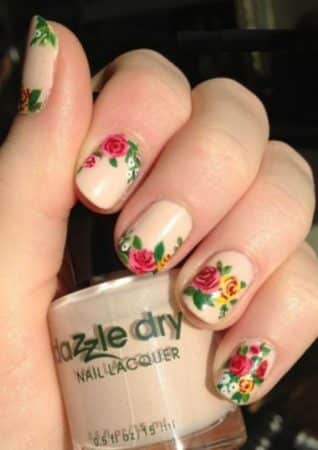 diseño de uñas naturales con flores 1