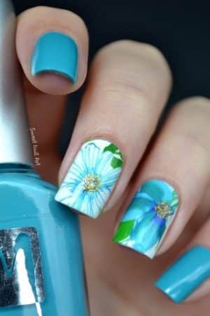 diseños de uñas con flores blancas