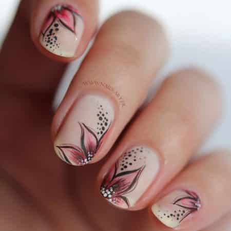 diseños de uñas con flores y mariposas