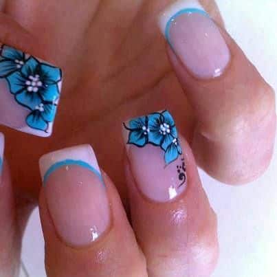 diseños de uñas con flores y petalos