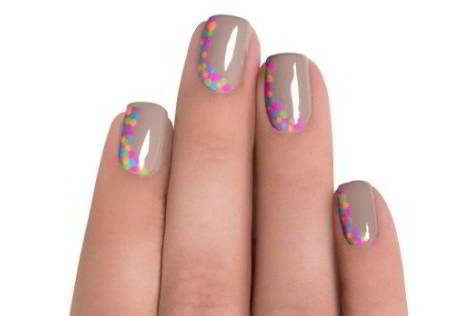 diseños uñas con puntos uniformes de distintos esmaltes