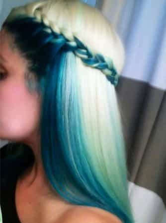 mechas de colores rubia azul