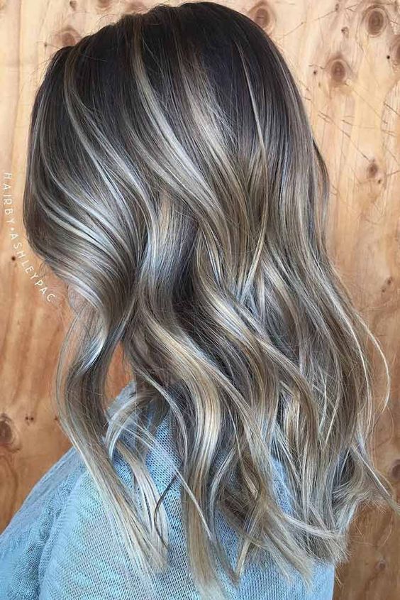 mechas platinadas para morenas