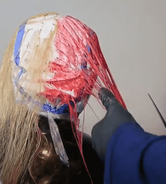 mechas rojas con gorro en casa