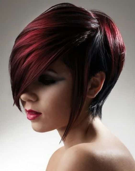 mechas rojas en cabello corto