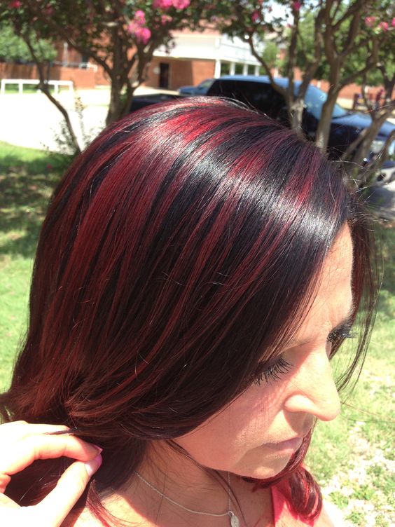 mechas rojas en cabello oscuro