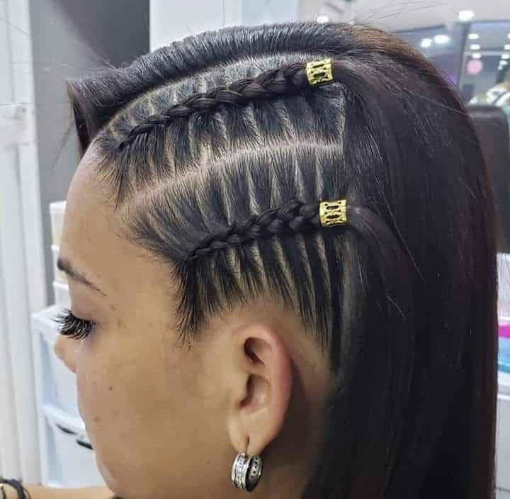 Trenzas de lado pegadas