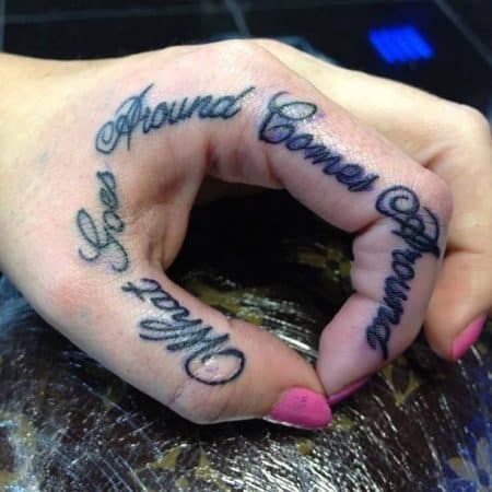 tatuaje manos tatuajes letras en la mano 11