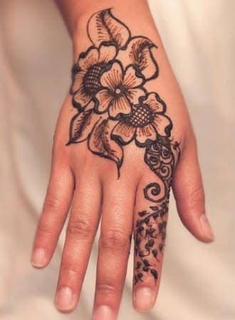 tatuajes en la mano mujer flores