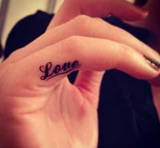 tatuajes en la mano para mujeres love