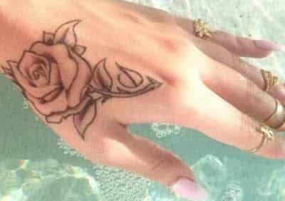 tatuajes en la mano rosa
