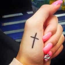 tatuajes para mujer en la mano cruz