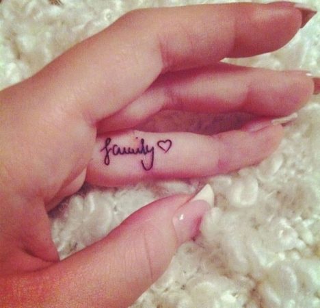 tatuajes para mujer en la mano dedos