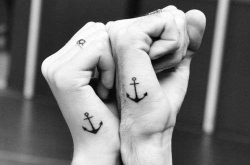 tatuajes pequenos mano anclas en lateral