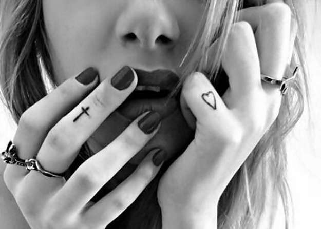 tatuajes pequenos mano cruz y corazon