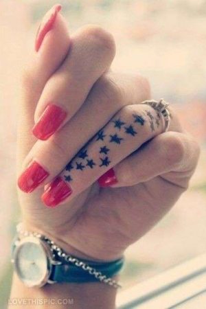 tatuajes pequenos mano estrellas en el dedo