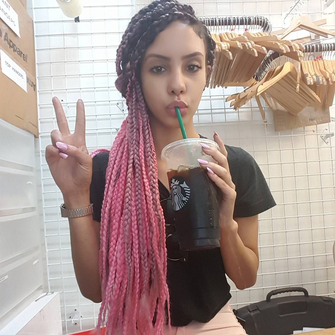 trenzas africanas rosa