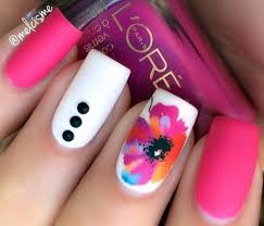 uñas pintadas con flores