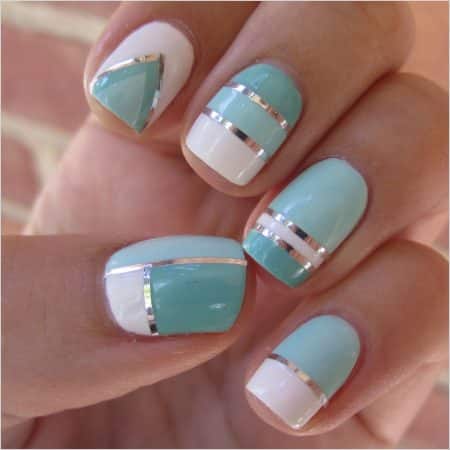 uñas con lineas brillantes y celestes