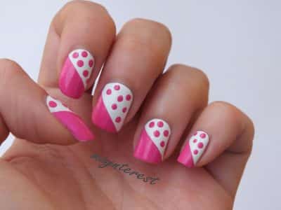 uñas-decoradas-con-diseño-puntos-rosa