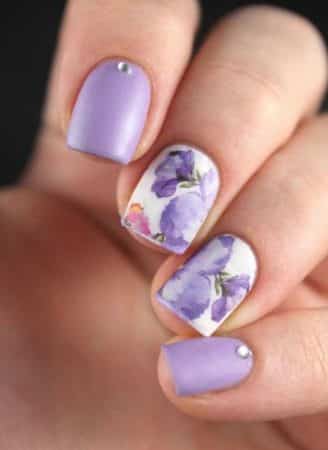 uñas violeta con flores 1