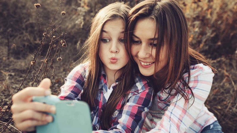 madre e hija tomando selfie