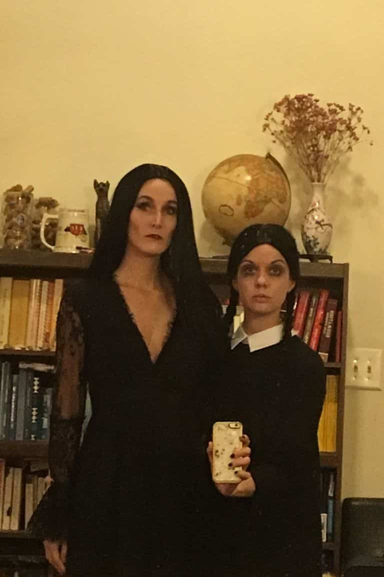 morticia y merlina addams