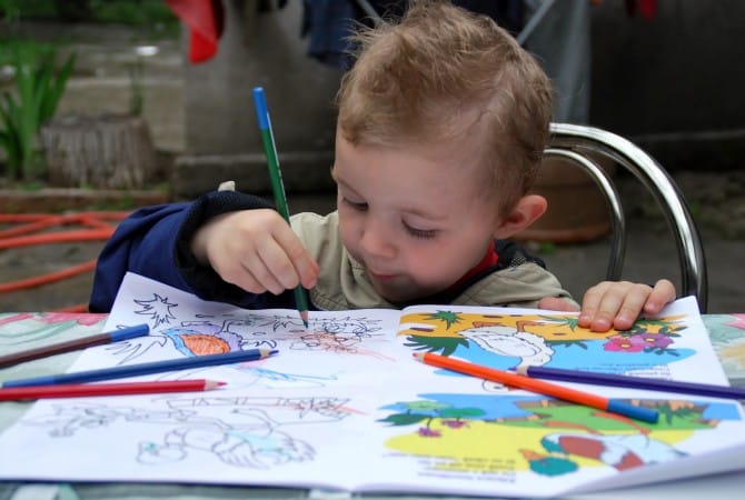 niño pintando