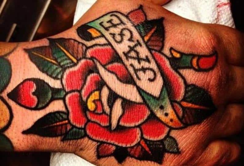 tatuajes en la mano de rosas para mujer