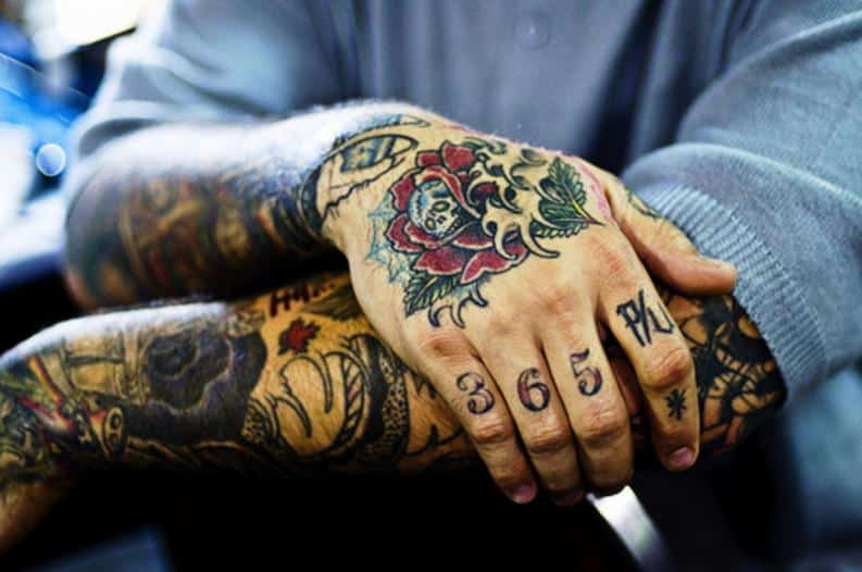 tatuajes en la mano de rosas para mujeres
