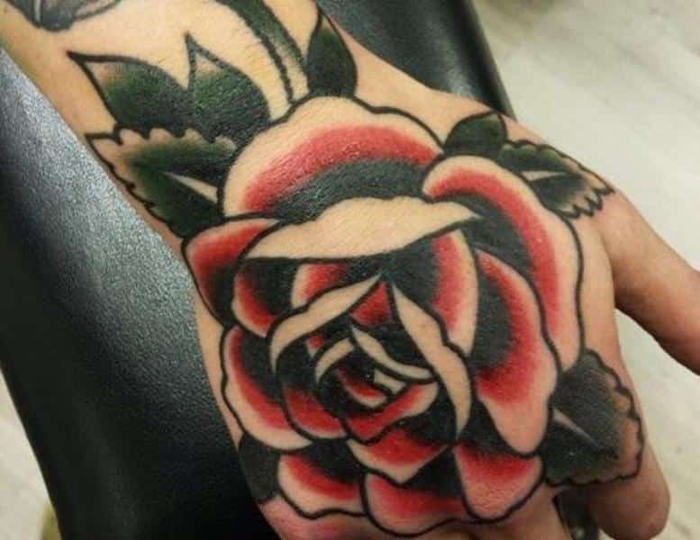 tatuajes de rosas para hombres en la mano