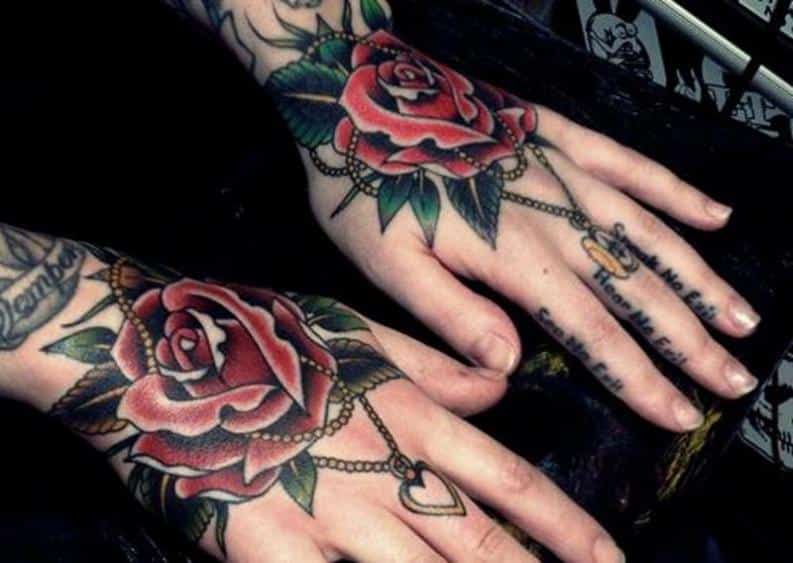 tatuajes de rosas en la mano para mujeres