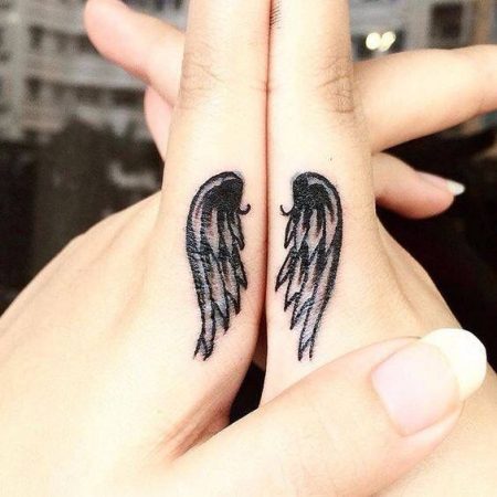 Tatuaje de alas en el dedo para hermanas