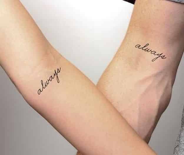 Featured image of post Imagenes De Tatuajes De Parejas En La Mano Las letras formando frases en los nudillos