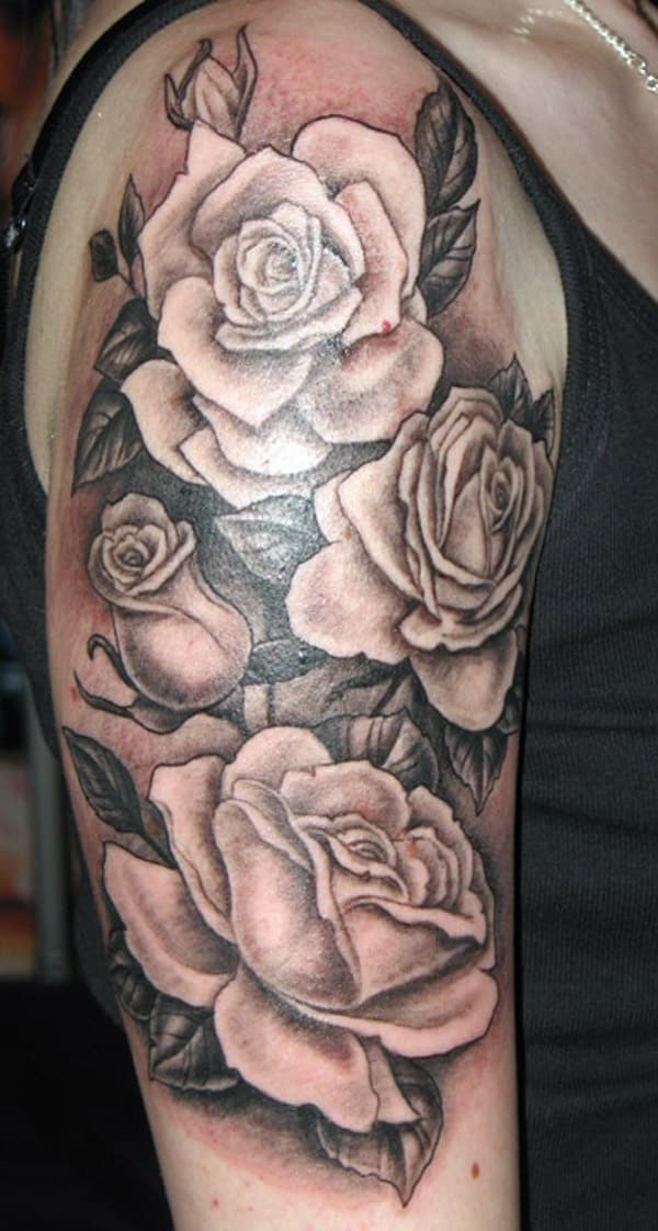 Chica con Tatuaje lleva rosa blanca
