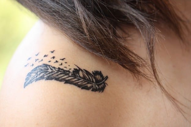 disenos-tatuajes-de-plumas-con-pajaros-en-el-hombro