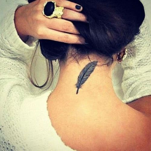 Tatuaje en la nuca de una pluma