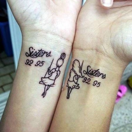 tatuaje de hermanas en un columpio