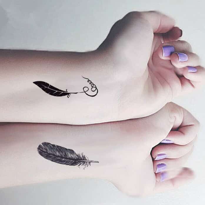 tatuaje de muñeca con plumas