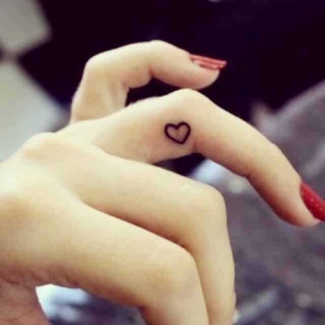 tatuaje-para-mujeres-pequeño-dedo-corazon
