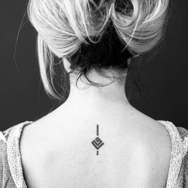 tatuaje-pequeño-espalda-para-mujeres