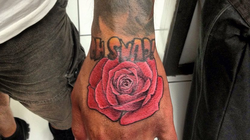 tatuajes de rosas en la mano en 3d