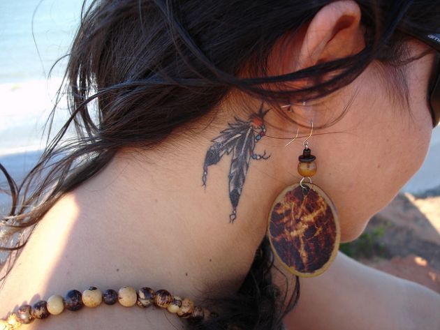 tatuaje pluma detrás de la oreja