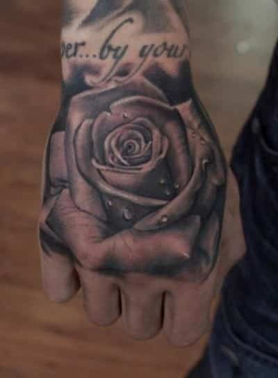 tatuajes de rosas en la mano para hombres